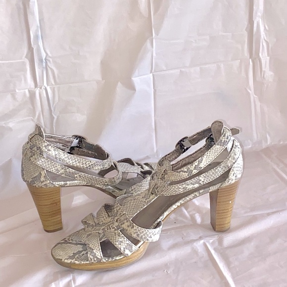 Women’s Snake skin heels size 9 good condition - Picture 2 of 2